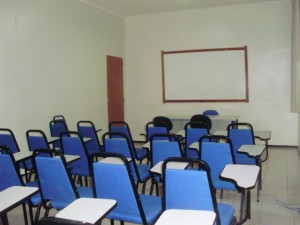 Sala de Reuniões: Capacidade para 30 pessoas, climatizado, data show, quadro branco (lousa), banheiro masculino e feminino, sinal wifi, espaço para Coffee break, gelágua.