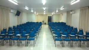 Auditório: Capacidade para 130 pessoas, climatizado, som, datashow, microfone, telão, banheiro masculino e feminino, sinal wifi, espaço para Coffee break, gelágua.